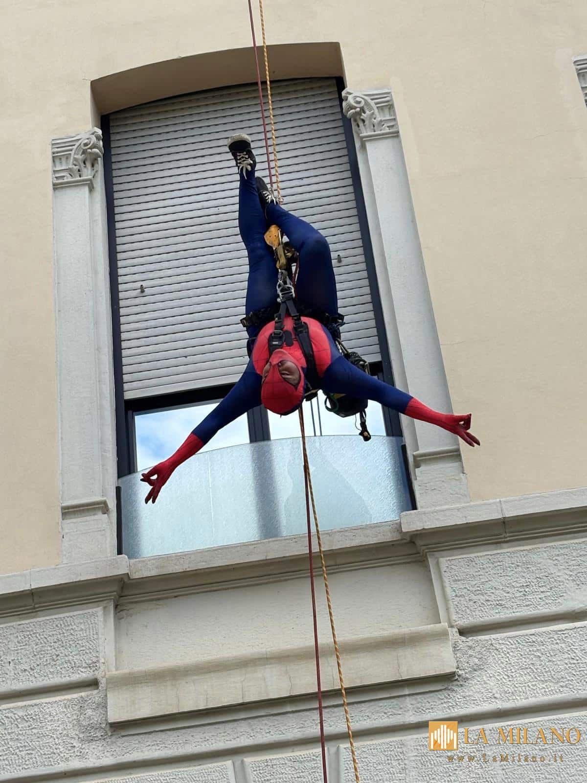 Milano: supereroi calati dal cielo alla Clinica De Marchi per regalare uova di Pasqua ai bambini.