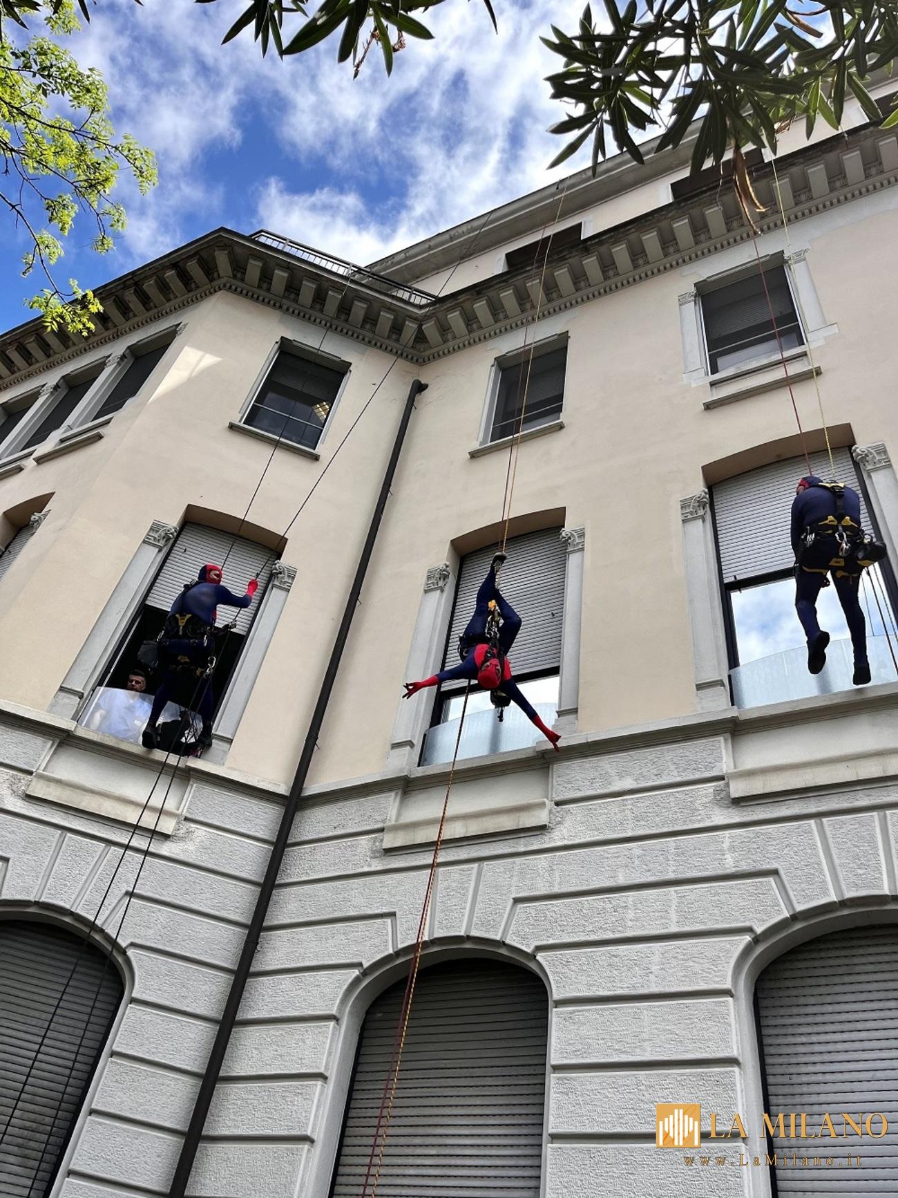 Milano: supereroi calati dal cielo alla Clinica De Marchi per regalare uova di Pasqua ai bambini.