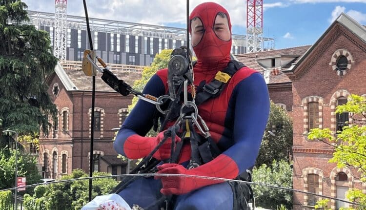 Milano: supereroi calati dal cielo alla Clinica De Marchi per regalare uova di Pasqua ai bambini.