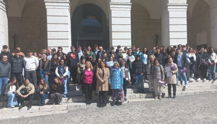 Ancona: premiati gli istituti scolastici per il concorso "Costruiamo Gentilezza", un inno alla parità e al rispetto