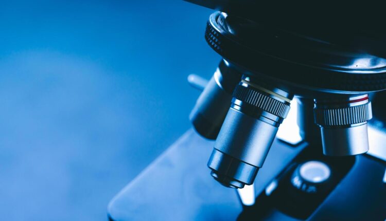 Covid, la Casa Bianca rilancia la teoria della fuga da laboratorio: “Caratteristiche non naturali”.