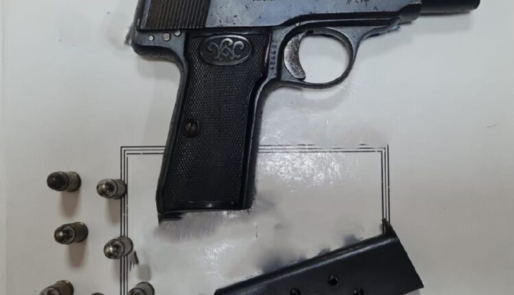 Arrestato 71enne per minacce e porto abusivo di pistola a Secondigliano