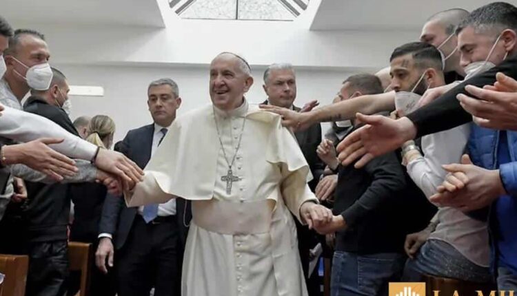 L’ultimo abbraccio a Papa Francesco: migliaia in fila, e il dono finale ai carcerati commuove il mondo.