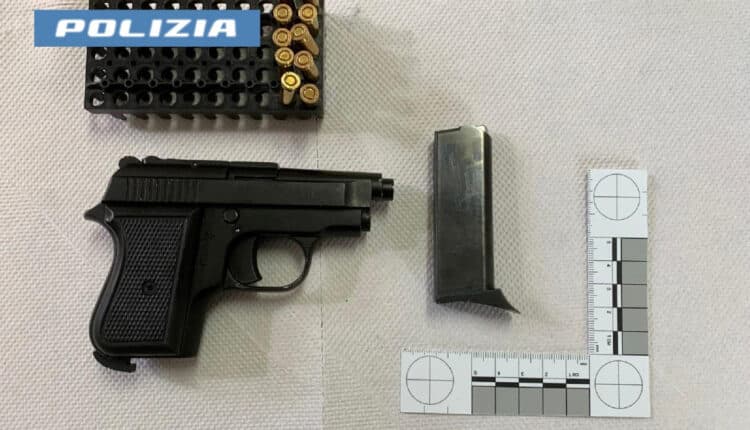 Fermato dalla Polizia: Aveva nascosto l’arma sotto il sedile dell’auto