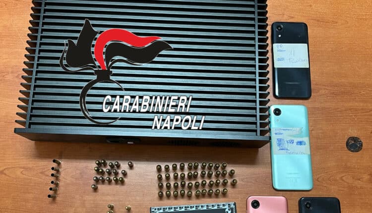 Torre del Greco, scoperto arsenale nascosto in un deposito: pistola con matricola abrasa e jammer per truffe