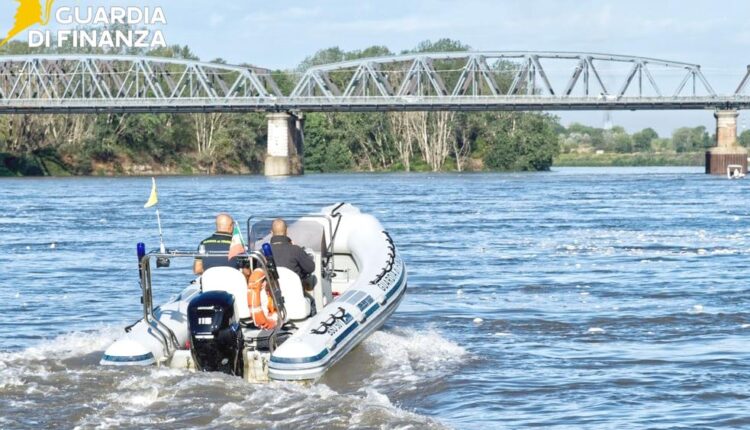 Intervento della Guardia di Finanza nei pressi dell'Isola Serafini: soccorso un uomo in difficoltà sul Fiume Po