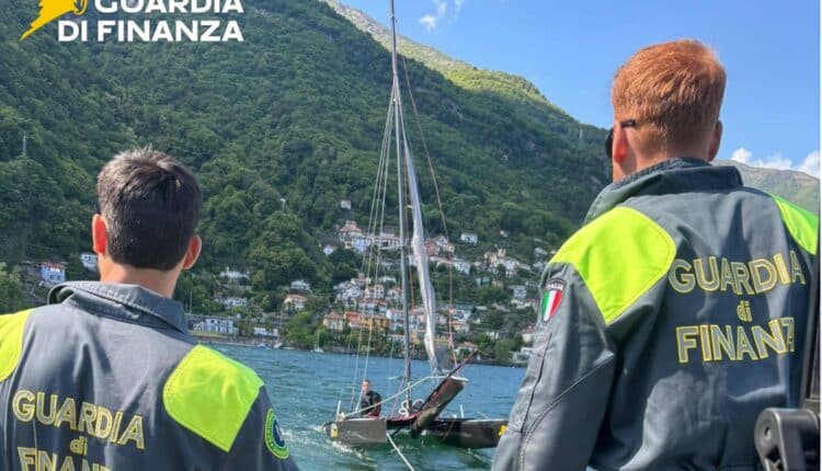 Cannobio, Guardia di Finanza soccorre catamarano capovolto sul Lago Maggiore