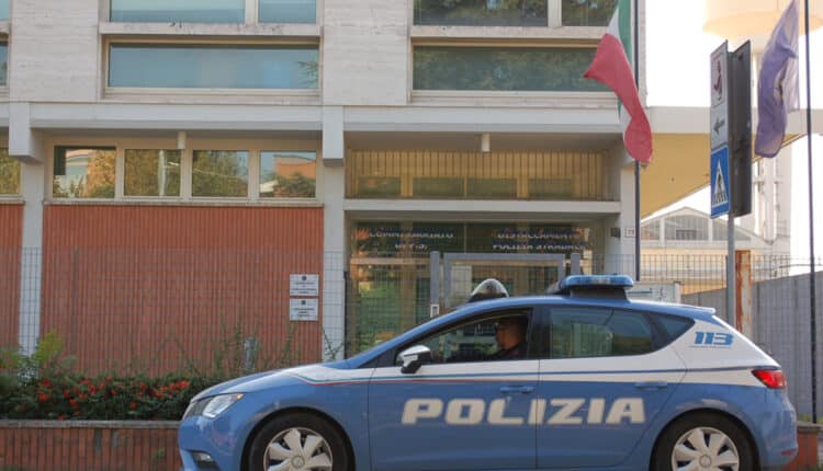 Faenza, aggredisce gli agenti durante una lite: Arrestato e colpito da Daspo Willy