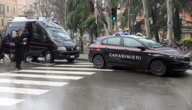 Atti osceni nei pressi di una scuola: arrestato a Bologna un uomo 47enne.