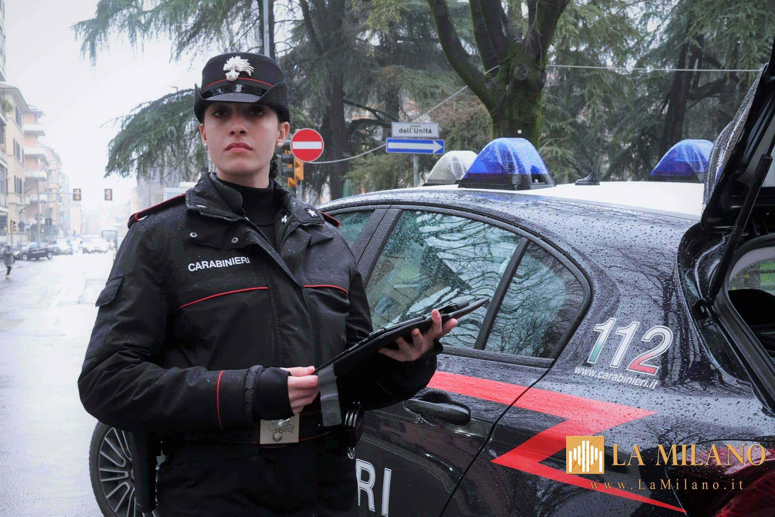 Bologna, Piazza dell’Unità: 27enne minaccia i passanti con forbici, fermato con il taser dai Carabinieri