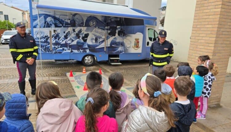 Roseto degli Abruzzi, il "Premio Borsellino" parla ai giovani: con la Polizia per una cultura della legalità.