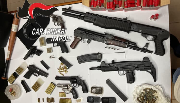 Afragola, scoperti mitra, pistole e un fucile in un appartamento: arrestato 32enne.