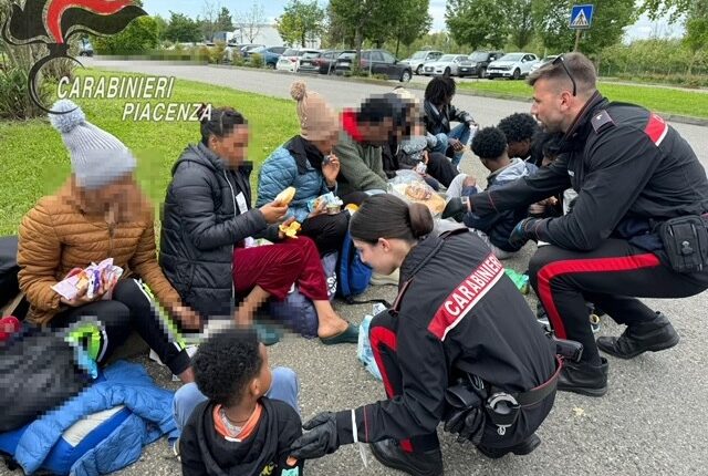 Castel San Giovanni, 15 migranti trovati in un tir: tra loro anche 4 bambini