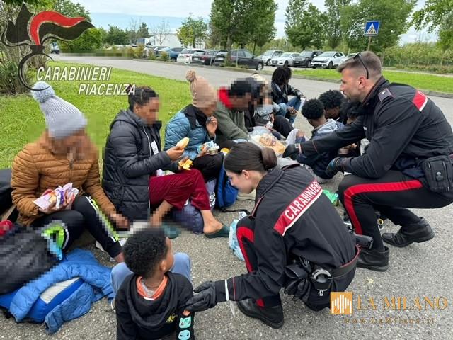 Castel San Giovanni, 15 migranti trovati in un tir: tra loro anche 4 bambini