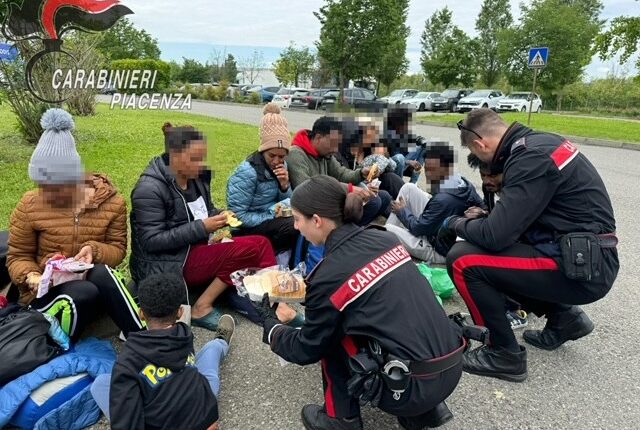 Castel San Giovanni, 15 migranti trovati in un tir: tra loro anche 4 bambini