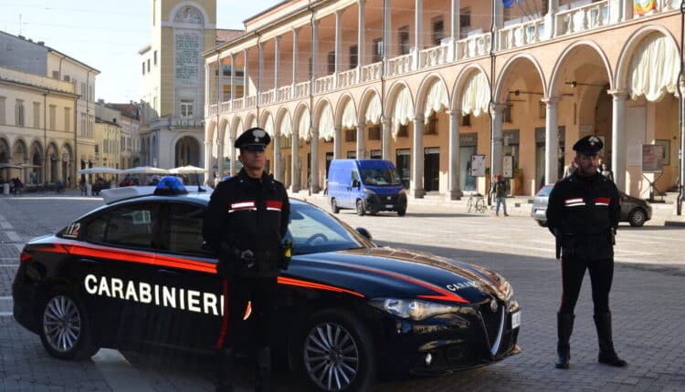Tentano di rapinare un passante in centro a Faenza: arrestati due uomini