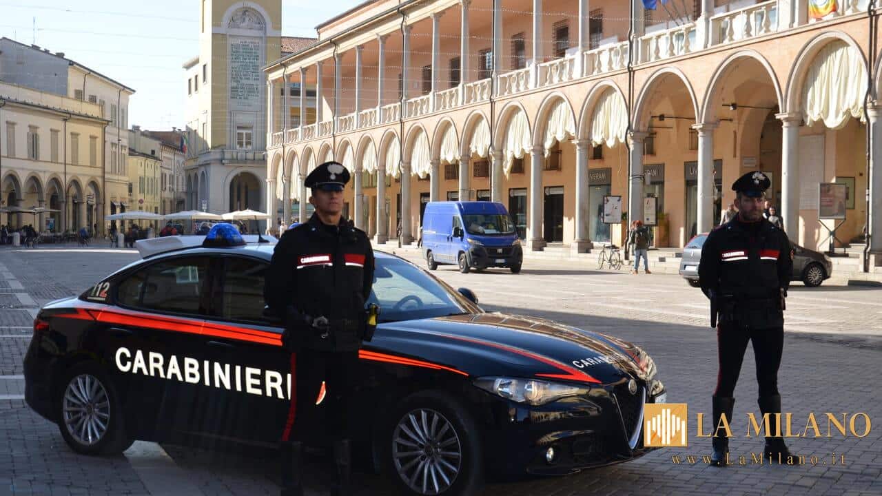 Tentano di rapinare un passante in centro a Faenza: arrestati due uomini