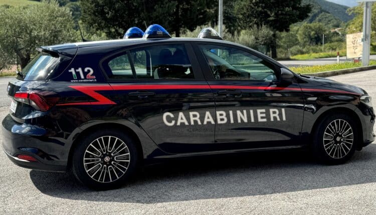 Camerino, arrestato 30enne: minaccia il datore con un coltello e tenta di aggredire i Carabinieri