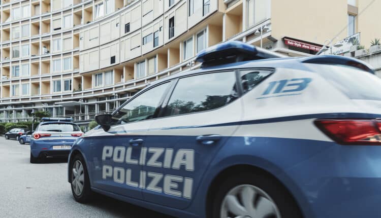 Bolzano, brandisce un’ascia in Piazza Verdi: Bloccato e denunciato 42enne
