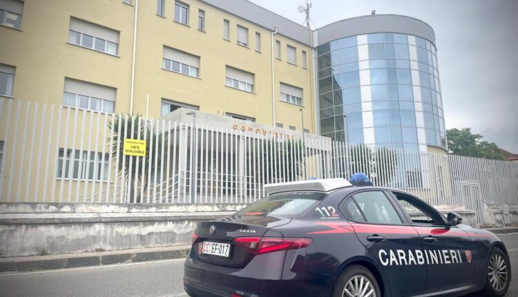 Accoltella un vicino a seguito di una lite per il parcheggio: 21enne arrestato a Lamezia Terme