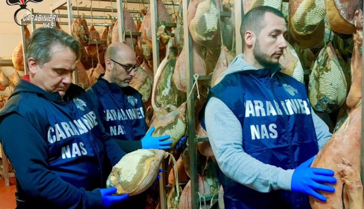 Allarme sicurezza alimentare: carni e spezie scadute in un prosciuttificio di Cesena