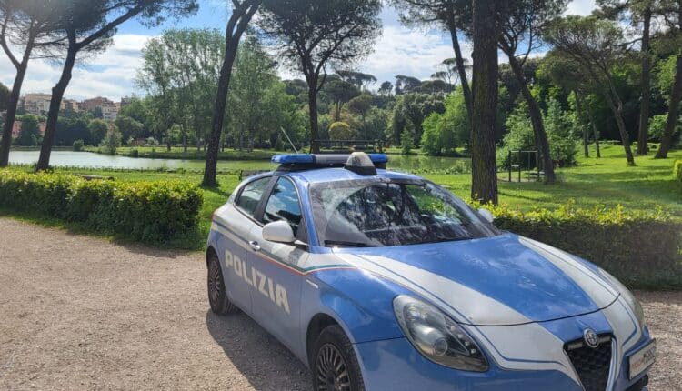 Roma: Usavano monetine per distrarre e derubare anziani nei parcheggi dei Supermercati, 3 arresti