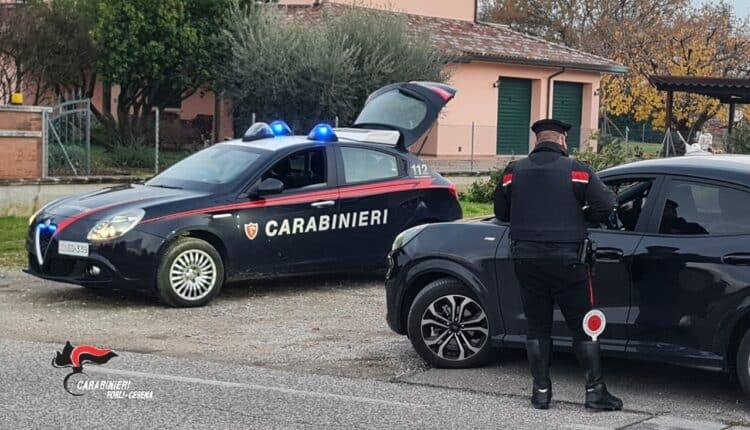Cesenatico: insulta e aggredisce i carabinieri durante una manifestazione. Arrestato 47enne.