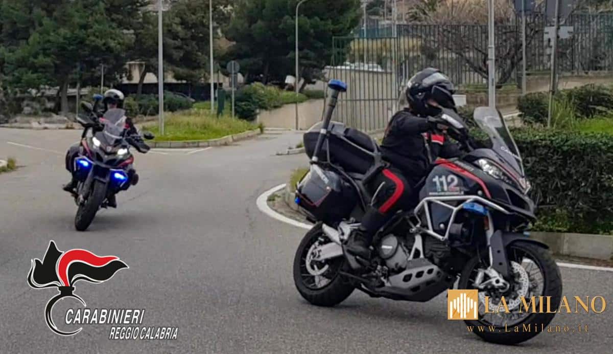 Reggio Calabria, pretende di controllare il telefono della compagna e la colpisce con un calcio alla testa: scatta il braccialetto elettronico