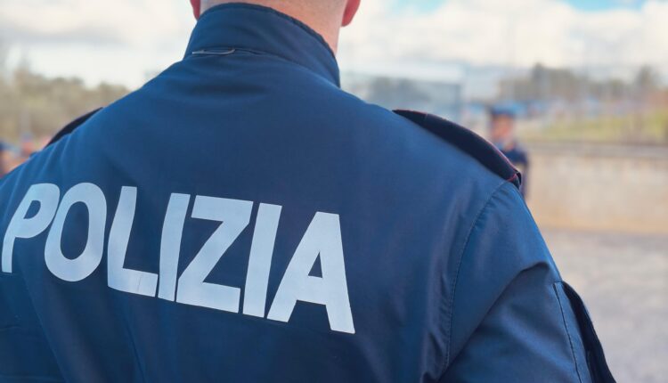 Minaccia l’ex compagna con video intimi: stalker arrestato a Roma