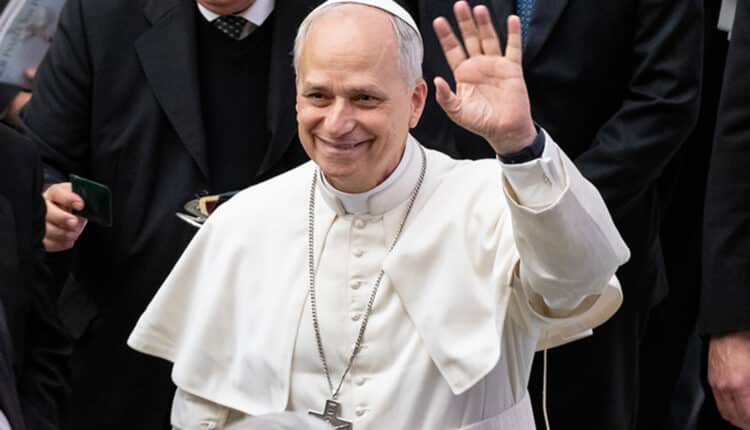 Papa Leone XIV abbraccia Roma: “Per voi e con voi sono romano”.