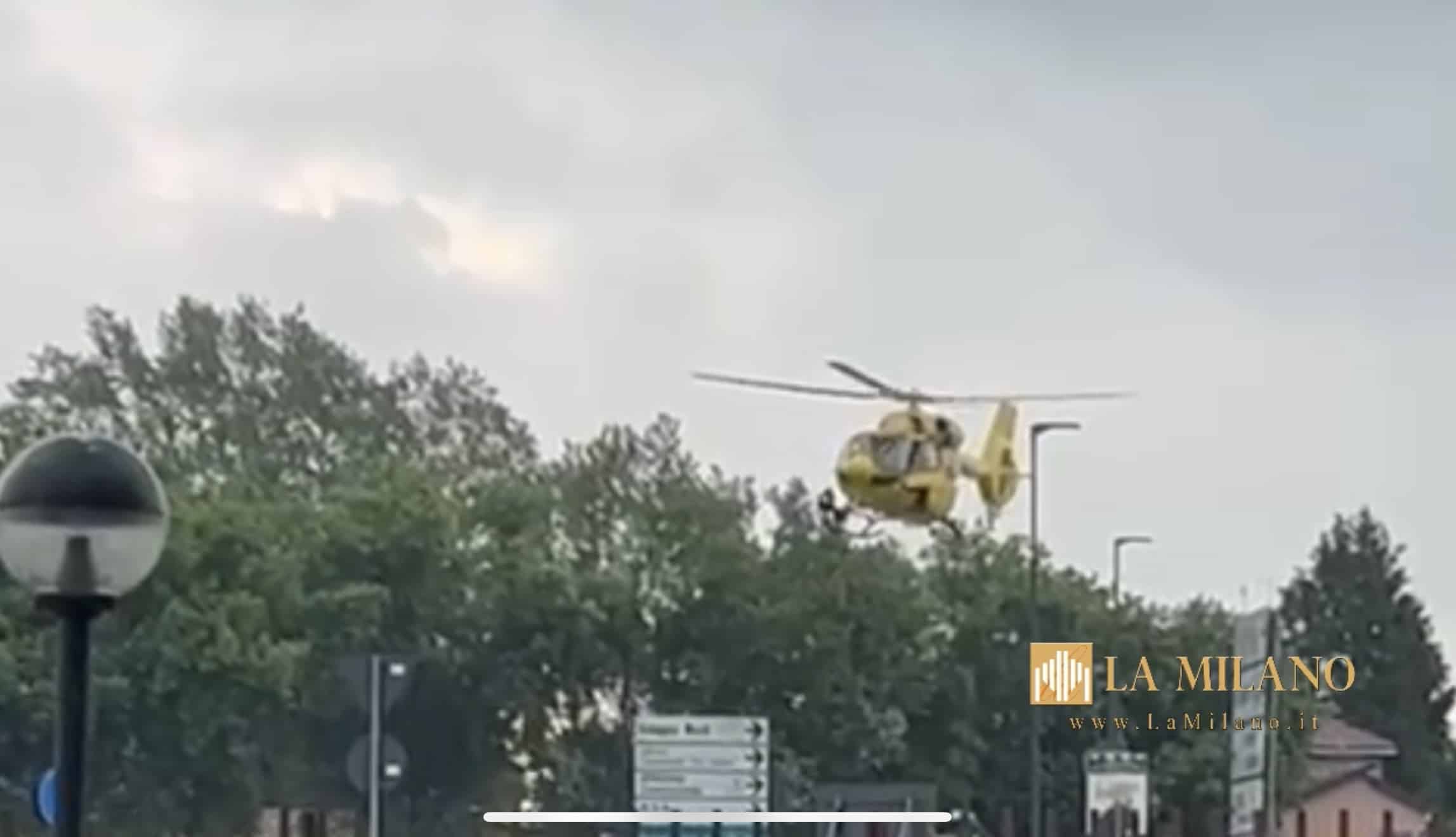 Cologno Monzese, 14enne cade in bici mentre va a scuola e perde i sensi: interviene l’elisoccorso.