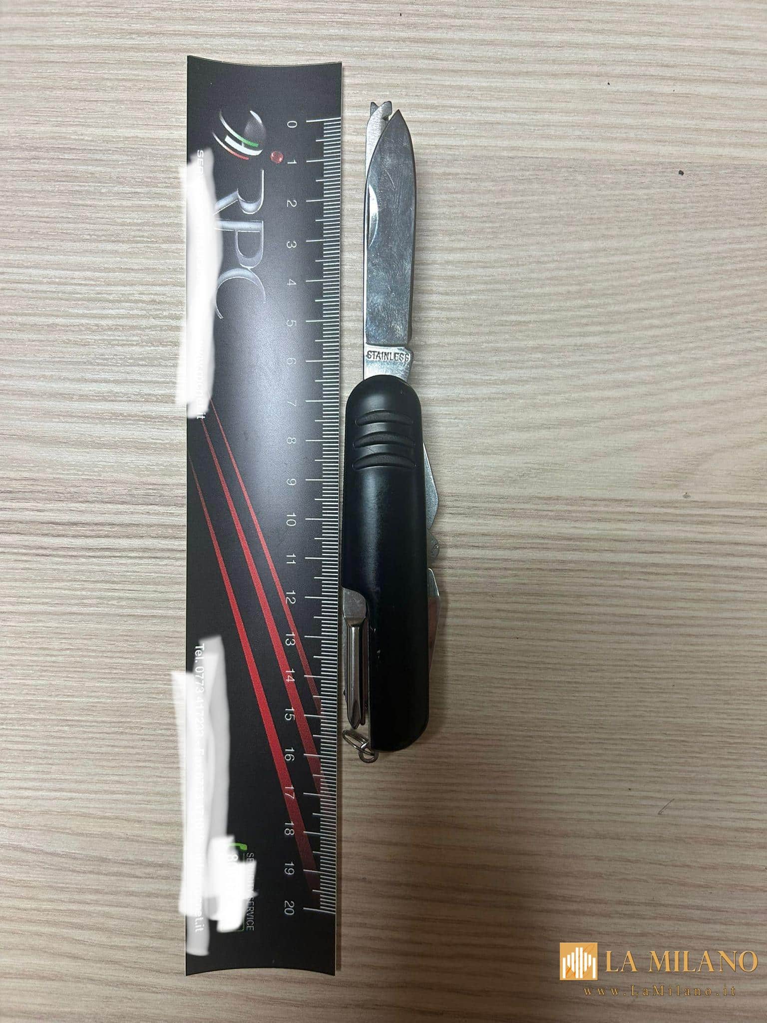 Valle di Maddaloni: Rientra a casa e trova un ladro armato di coltello, arrestato