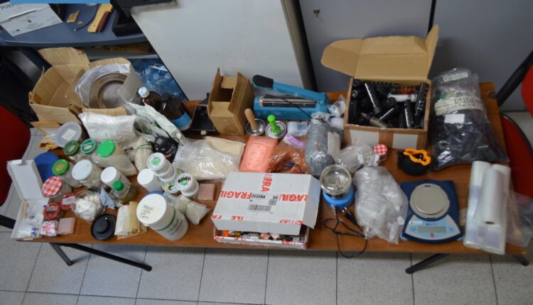 Laboratorio di droga hi-tech a Forlì: bitcoin, GHB e cocaina in casa