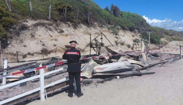 Fondi, incendio su un chiosco in fase di allestimento