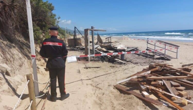 Fondi, incendio su un chiosco in fase di allestimento