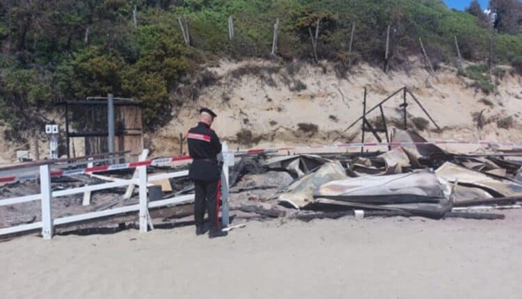 Fondi, incendio su un chiosco in fase di allestimento