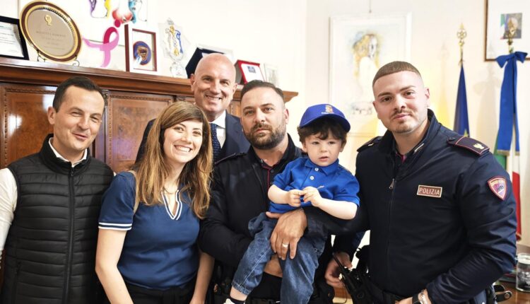 Roma: Tommy, 18 mesi, salvato dalle fiamme dai poliziotti