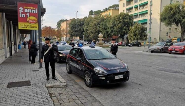 Camporotondo di Fiastrone: 48enne armato di forcone e bastone aggredisce passanti e Carabinieri, arrestato