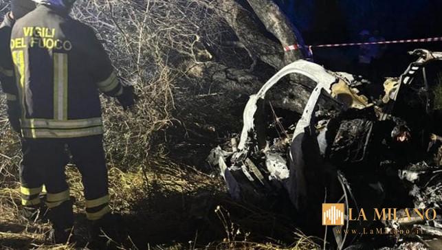 Tragedia nel Brindisino: Porsche contro un albero prende fuoco, morti tre giovani. Lutto e sgomento a Torchiarolo