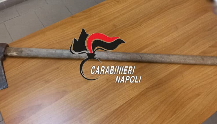 Portici, 15enne fuori controllo: distrugge casa con un’ascia e minaccia il padre