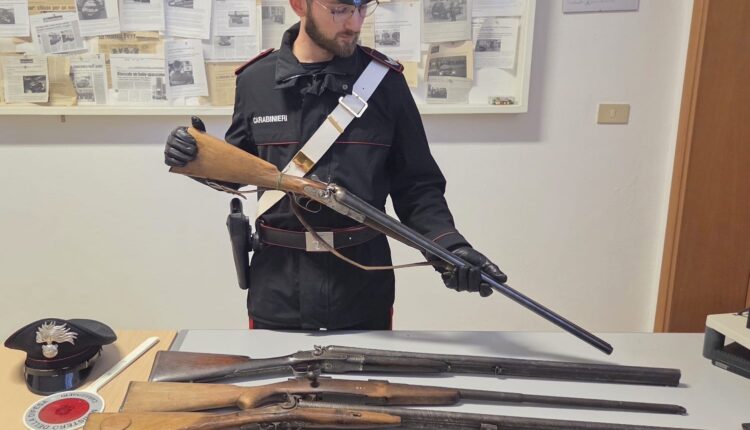 Casumaro, 6 fucili non denunciati trovati in casa: Denunciato un anziano