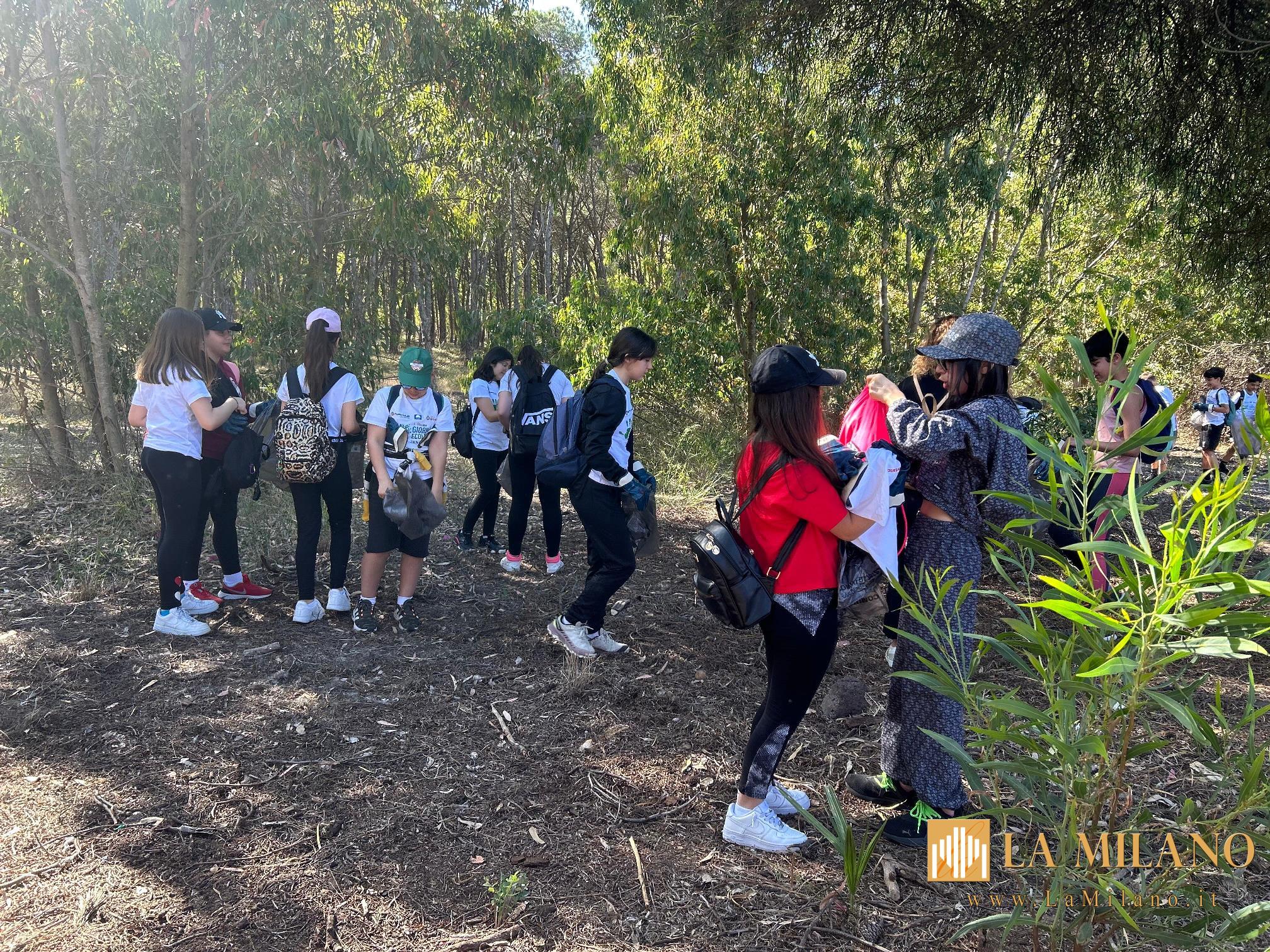 Studenti volontari impegnati nella giornata ecologica nella pineta di Torre Grande