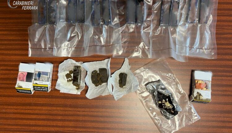 Cento, 17enne arrestato con quasi mezzo chilo di hashish