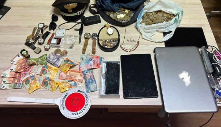 Valle di Maddaloni: Rientra a casa e trova un ladro armato di coltello, arrestato