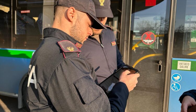 Aggredisce coetaneo su un autobus a Como: 16enne sanzionato dalla Polizia