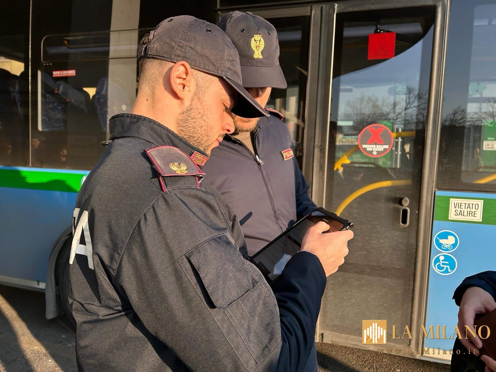 Aggredisce coetaneo su un autobus a Como: 16enne sanzionato dalla Polizia