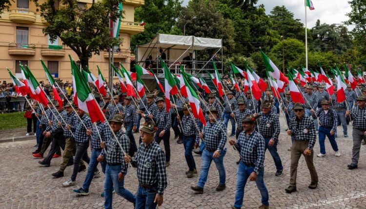 Biella, abbraccio tricolore per le penne nere: 100mila alpini in festa alla 96ª Adunata Nazionale.