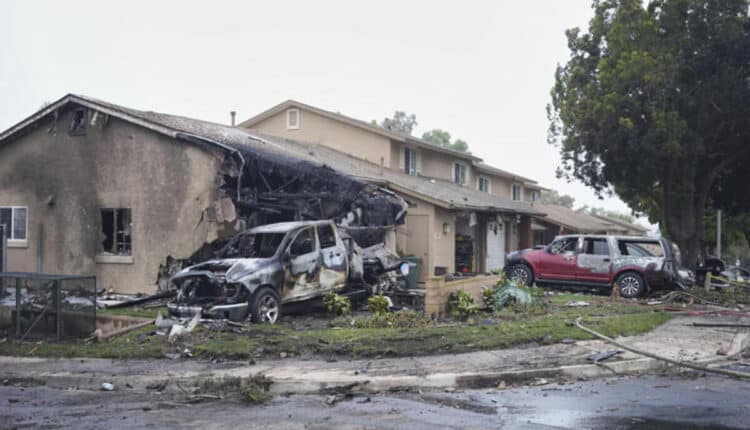 San Diego, piccolo aereo si schianta in un quartiere residenziale: almeno tre morti, case e auto in fiamme.