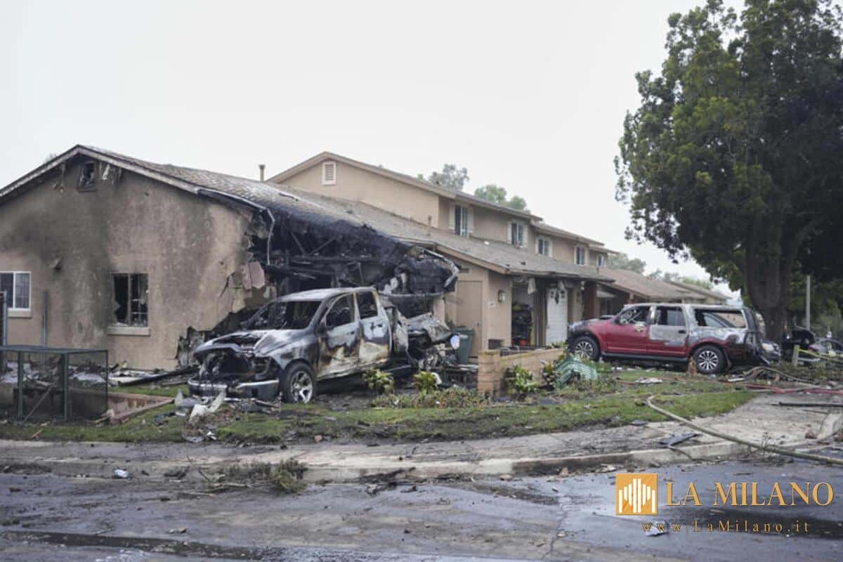 San Diego, piccolo aereo si schianta in un quartiere residenziale: almeno tre morti, case e auto in fiamme.