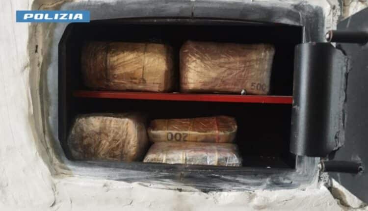 Pescara: Arrestata coppia per spaccio, sequestrati 162.600 euro in contanti a Montesilvano